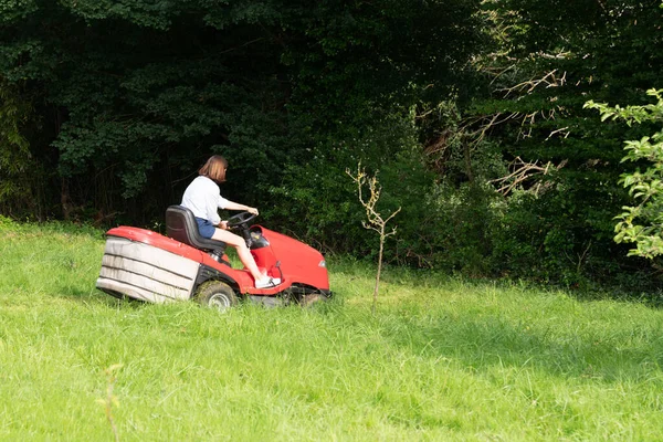 Mujer Jardinero Conducir Rojo Moderno Tractor Cortacésped Verde Prado Jardín — Foto de Stock