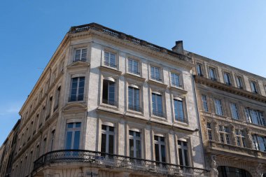 Bordeaux çekici Haussmann binaları şık mahalle caddelerinde.