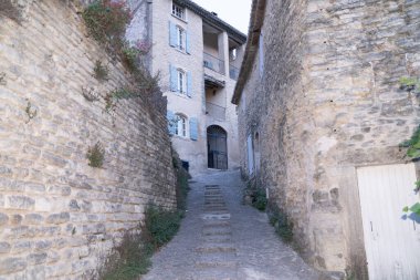 Luberon Fransa 'nın güneyindeki sokak köyünde merdivenler taşlandı.