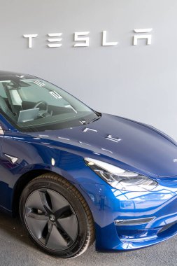 Bordeaux, Aquitaine / Fransa - 11 18 2019: Tesla araba Showroom logosu mavi model 3 elektrikli araç satış mağazası işareti