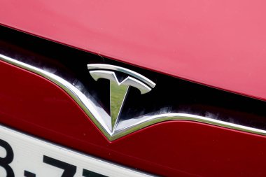 Bordeaux, Aquitaine / Fransa - 118 2019: Model 'in otomobilinin Tesla logosu Motors Amerikan şirketi elektrikli araçların enerji deposu ve güneş panelleri üretiyor