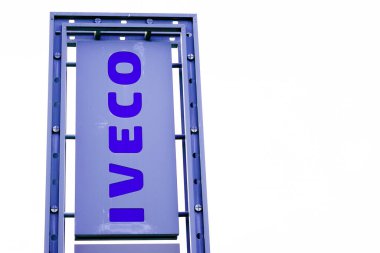 Bordeaux, Aquitaine / Fransa - 11 19 2019: Iiveco kamyonları logo bayii minibüs mağazası, İtalyan markası.