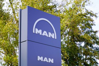 Bordeaux, Aquitaine / France - 11 19 2019: Man Logo bayii kamyon mağazası Man Group Alman mekanik mühendislik şirketi