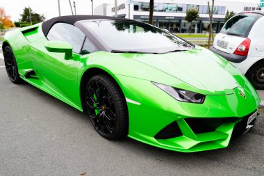 Bordeaux, Aquitaine / Fransa - 11 18 2019: Lamborghini Huracan evo Performante sportcar yeşil ön yüzü