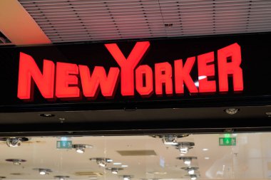 Bordeaux, Aquitaine / Fransa - 120 2019: New Yorker logo tabelacısı New Yorker moda mağazası zinciri kadın ve erkek giyim mağazası