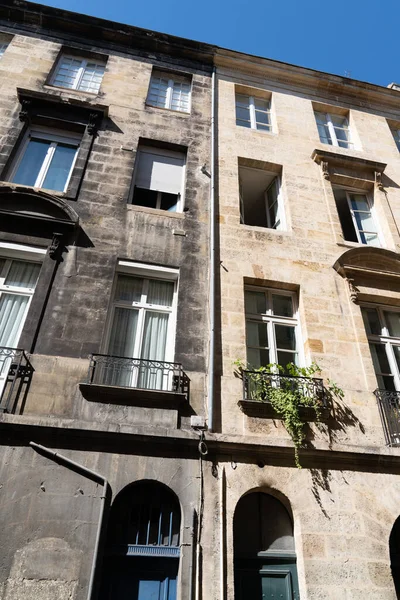 Diferencia Entre Lavar Las Fachadas Limpias Del Edificio Casa Sucio — Foto de Stock