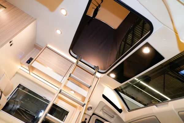 Acesso Telhado Superior Cama Moderna Camper Van Interior — Fotografia de Stock