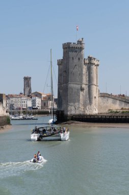 La Rochelle, Aquitaine / Fransa - 11 19 2019: La Rochelle Fransa 'nın antik kalesinin tekne manzaralı kuleleri