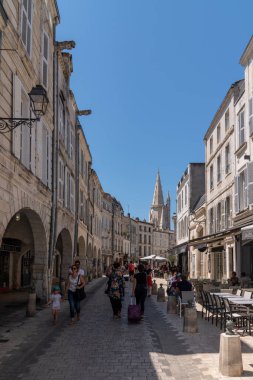La Rochelle, Aquitaine / Fransa - 11 19 2019: yaya sokağı, La Rochelle şehri Fransa