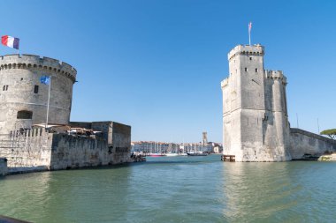 La Rochelle, Aquitaine / Fransa - 11 19 2019: La Rochelle Zincir 'in giriş kulesi ve tekne limanından Aziz Nicolas manzarası