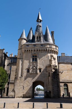 Bordeaux, Aquitaine / Fransa - 11 19 2019: Cailhau Kapısı ortaçağ girişi Bordeaux Fransa şehir merkezinde