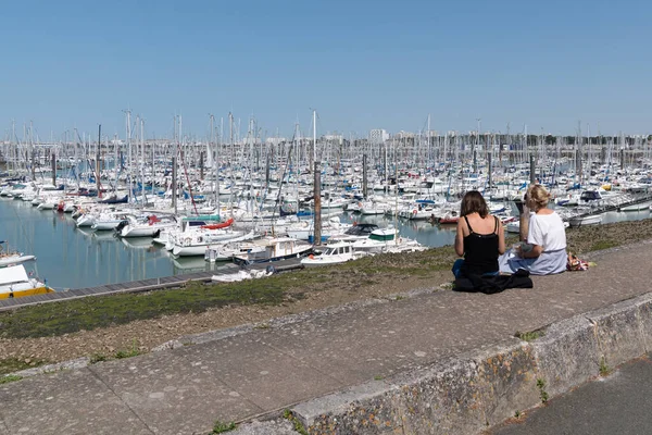 Rochelle Aquitaine France 2019 Yacht Two Girls Sit Port Minimes — стоковое фото