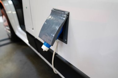 Kamp arabası için elektrik prizi.