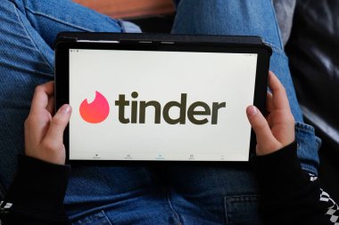 Bordeaux, Aquitaine / Fransa - 11 25 2019: Tinder logo tableti tarihi belirleme uygulaması evde ekranda