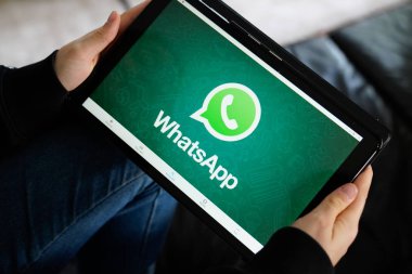 Bordeaux, Aquitaine / Fransa - 11 25 2019: Whatsapp logosu tablet ekranında ev koltuğu