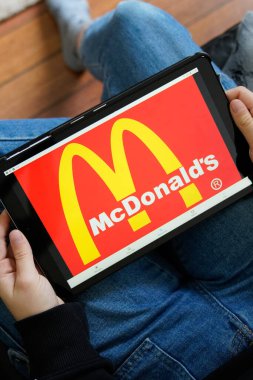 Bordeaux, Aquitaine / Fransa - 125 2019: McDonald 's logo tabelaları web sitesi Tablet Amerika Birleşik Devletleri dünyanın en büyük hamburger fast food restoranları zinciri Mcdonalds