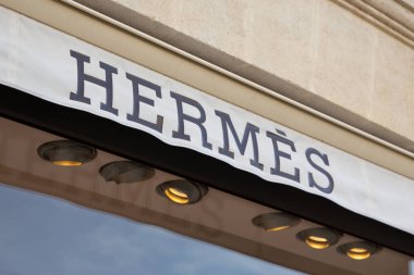 Bordeaux, Aquitaine / Fransa - 11 25 2019: Hermes logosu Fransız yüksek moda mağazası lüks ürün üreticisi Hermes deri yaşam tarzı aksesuarları imzaladı