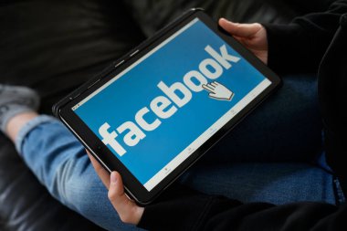Bordeaux, Aquitaine / France - 11 25 2019: Facebook tablet logosu çevrimiçi sosyal medya ekranı