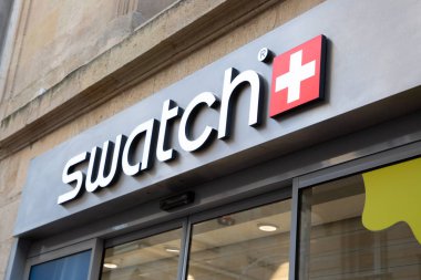Bordeaux, Aquitaine / France - 11 25 2019: Swatch logo tabelası İsviçre
