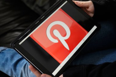 Bordeaux, Aquitaine / Fransa - 11 25 2019: Tablet bilgisayar ekranında Pinterest imzalı logo uygulaması