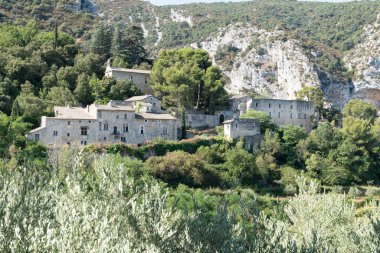 Oppede-Le-Vieux köyü Luberon Vaucluse Fransa 'sında bir uçuruma tünemişti.
