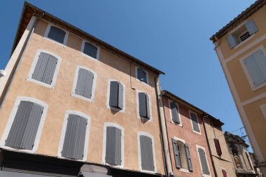 Provence L 'Isle-sur-la-Sorgue Fransa' daki tipik ev binası