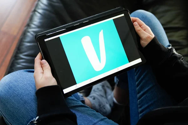 Bordeaux, Aquitaine / Fransa - 11 25 2019: Vinted.com tablet ekranında vinted tabela logosu elbise ayakkabısı aksesuarları satın