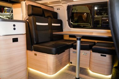 Kamp minibüsü açık kapı şovu iç karavan evi