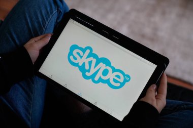 Bordeaux, Aquitaine / Fransa - 11: 30 2019: Tabletli kadının el ele tutuştuğu Skype işareti