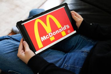Bordeaux, Aquitaine / Fransa - 11: 30 2019: McDonalds logosu tablet hamburger fast food restoranları McDonald 's