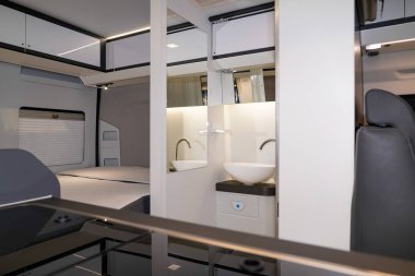 Modern iç mekânlı bir karavan.