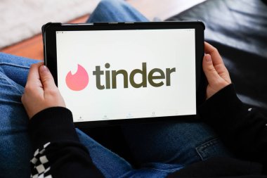Bordeaux, Aquitaine / Fransa - 11: 30 2019: Evdeki tarih belirleme uygulamasında Tinder logosu