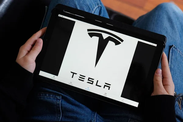 Burdeos Aquitania Francia 2019 Tesla Logo Del Coche Pantalla Tableta — Foto de Stock