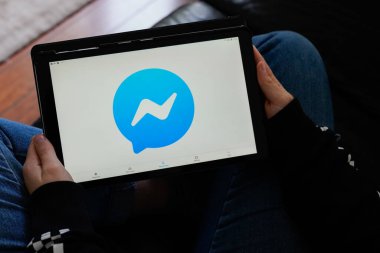 Bordeaux, Aquitaine / Fransa - 125 2019: Tablet anında mesajlaşma hizmeti yazılım uygulaması üzerine kurye imzalı logo uygulaması