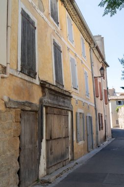 Provence 'deki eski sokak küçük L' Isle-sur-la-Sorgue Fransa