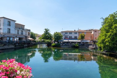 L 'Isle-sur-la-Sorgue Vaucluse köyündeki nehir kanalı Fransa