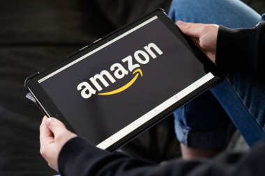 Bordeaux, Aquitaine / France - 11: 30 Amazon Web Sitesi logosu imzalı Amerikan elektronik ticaret şirketi Amazon.com çevrimiçi satıcı platformu