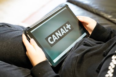 Bordeaux, Aquitaine / Fransa - 11 25 2019: Canal + Canal Plus + logo tableti Fransız premium televizyon kanalı