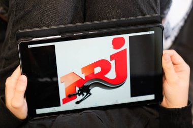 Bordeaux, Aquitaine / Fransa - 11 25 2019: nrj işaret levhası özel Fransız radyo istasyonu