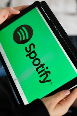 Bordeaux, Aquitaine / Fransa - 11: 30 2019: Spotify ekran tabletinin logosu akıllı telefonu tutuyor