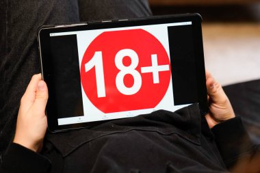 Ekran tabletinde 18 yıl sınırlama işareti