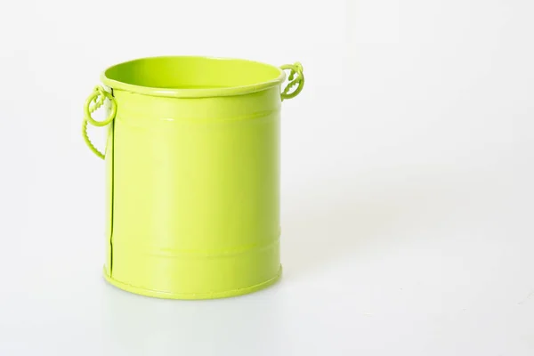 Cubo Zinc Verde Metálico Aislado Sobre Fondo Blanco — Foto de Stock