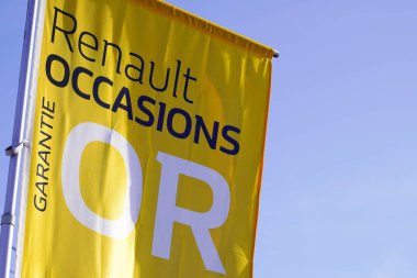 Bordeaux, Aquitaine / France - 12 04 2019: Renault logo bayrağı ikinci el otomobil bayrağı