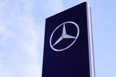 Bordeaux, Aquitaine / France - 12 04 2019: Mercedes araba mağazası logosu Mercedes-Benz otomobil bayii