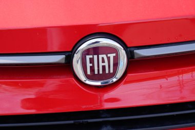 Bordeaux, Aquitaine / France - 12 04 2019: Fiat 500 logo ön vagon kırmızı vintage otomobiller retro işareti
