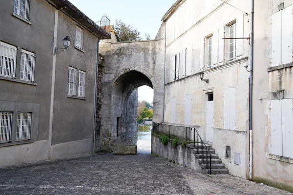 Alley在Charente France河附近与Cognac铺面 — 图库照片
