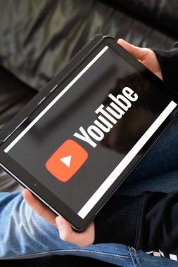 Bordeaux, Aquitaine / France - 11 25 2019: Youtube logo tableti tableti popüler çevrimiçi video paylaşım sitesi