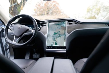 Bordeaux, Aquitaine / Fransa - 11: 30 2019: elektrikli araba modelinin direksiyonundaki tesla dahili dijital gösterge paneli