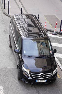Bordeaux, Aquitaine / France - 12 04 2019: Mercedes-Benz Viano şehir merkezinde siyah lüks Mercedes sınıfı v minivan