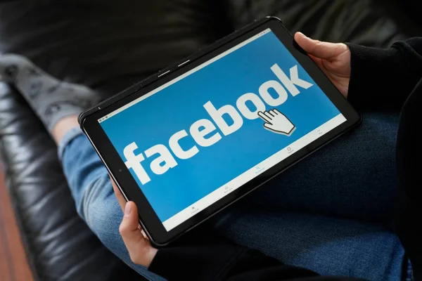 Bordeaux, Aquitaine / France - 12 04 2019: Facebook işaret tableti tableti çevrimiçi sosyal medya mavi elleri